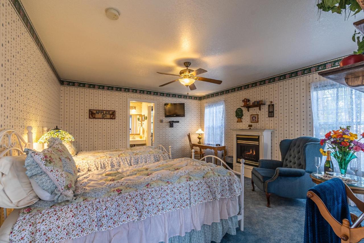 Apples Bed And Breakfast Inn Биг Беър Лейк Екстериор снимка