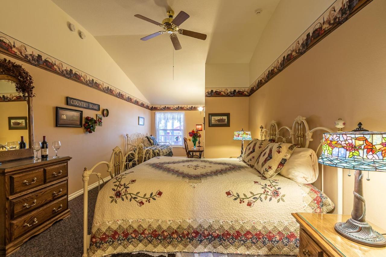 Apples Bed And Breakfast Inn Биг Беър Лейк Екстериор снимка