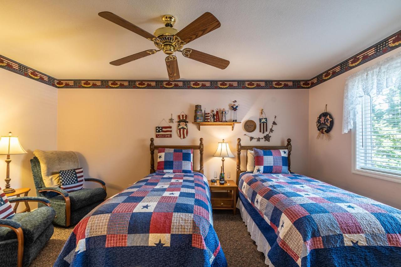 Apples Bed And Breakfast Inn Биг Беър Лейк Екстериор снимка