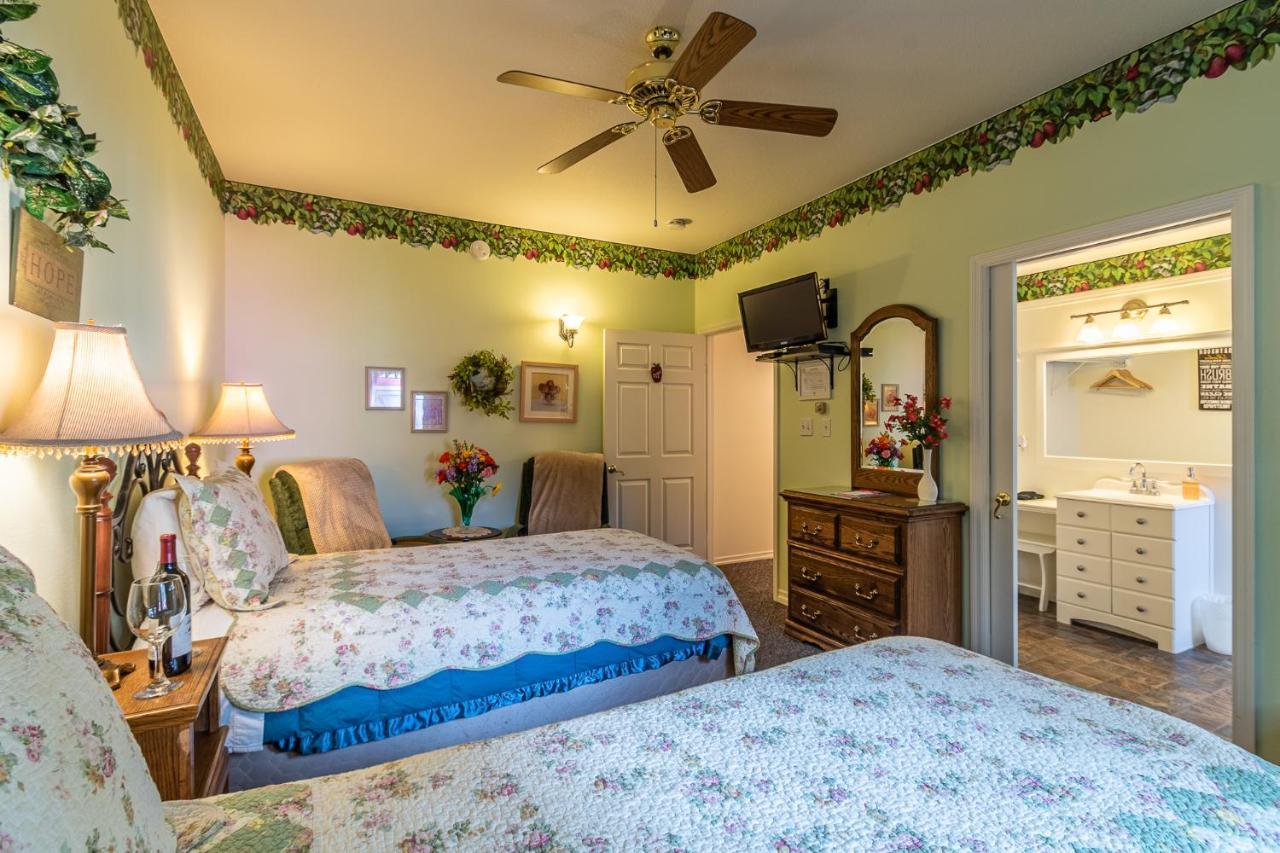 Apples Bed And Breakfast Inn Биг Беър Лейк Екстериор снимка