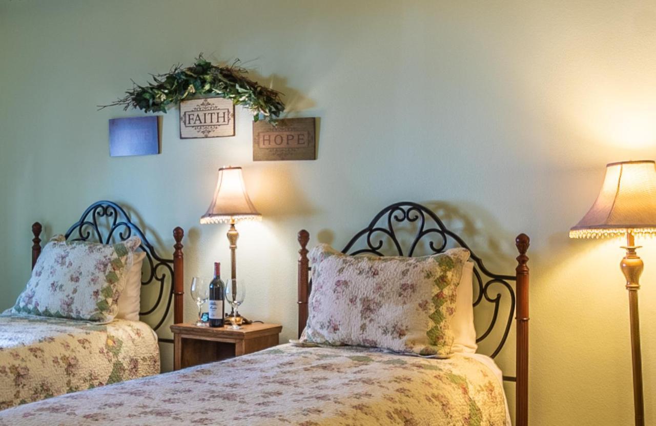 Apples Bed And Breakfast Inn Биг Беър Лейк Екстериор снимка