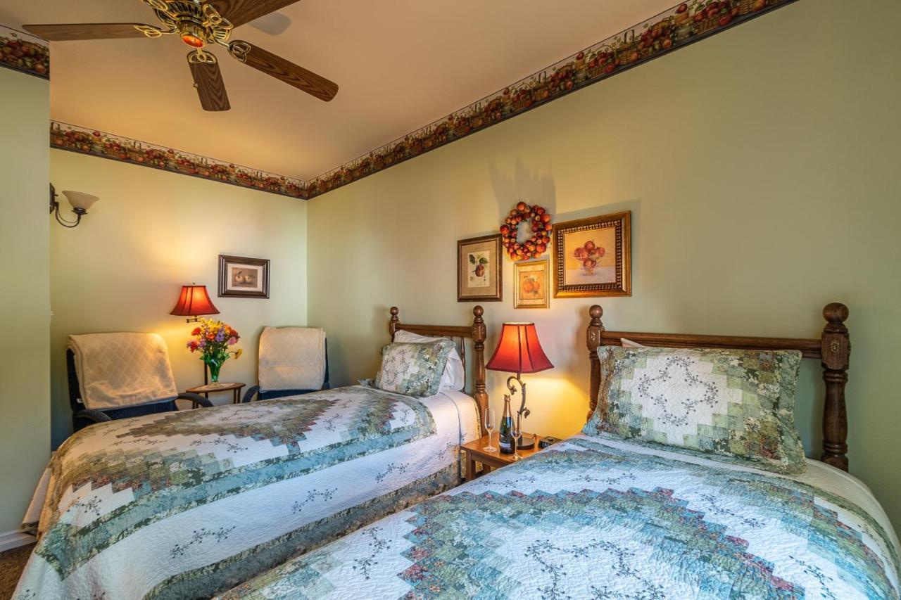 Apples Bed And Breakfast Inn Биг Беър Лейк Екстериор снимка